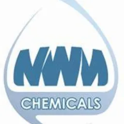 Logo firmy NWM Chemicals z Wysokiego w kształcie kropli wody, zawierające niebieski napis 'NWM' nad napisem 'CHEMICALS'.