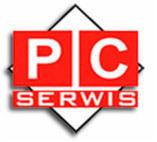Czerwone logo PC Serwis umieszczone wewnątrz białego rombu z czarną obwódką, z tekstem umieszczonym poniżej w czerwonym prostokącie.