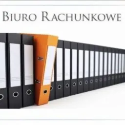 Rząd czarnych segregator&oacute;w z białymi etykietami, z jednym pomarańczowym segregator na pierwszym planie, napis 'Biuro Rachunkowe' u g&oacute;ry.