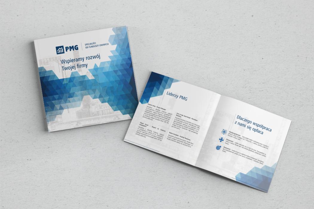 Dwa otwarte foldery reklamowe firmy PMG, z niebieską grafiką w trójkąty, leżące na jasnym tle. Jeden folder jest zamknięty, drugi otwarty na stronie z tekstem 'Dlaczego współpraca z nami się opłaca'.