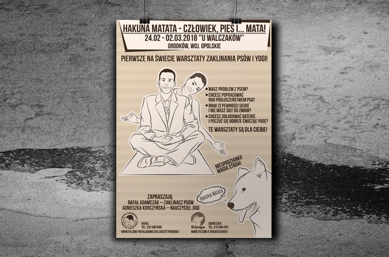 Plakat reklamowy warsztatów zaklinania psów i jogi z ilustracją mężczyzny i kobiety w pozycji medytacyjnej oraz psa z dymkiem 'Hakuna Matata' na tle szarej ściany.