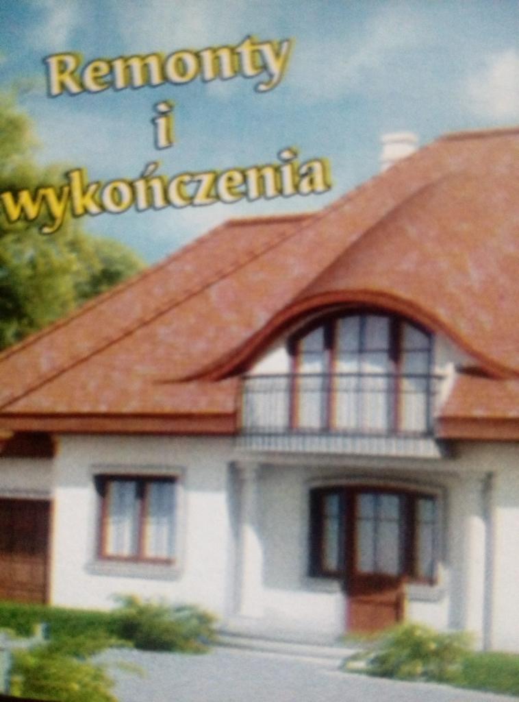 Dwupiętrowy dom z czerwonym dachem, balkonem z czarną balustradą i napisem 'Remonty i wykończenia' na górze. Zdjęcie o niskiej jakości.