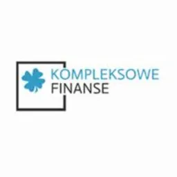 Logo firmy z niebieską koniczynką w czarnej ramce i napisem 'KOMPLEKSOWE FINANSE' w kolorach czarnym i niebieskim.