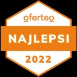 Pomarańczowa odznaka Oferteo 'Najlepsi 2022' na czarnym tle, w kształcie sześciokąta.