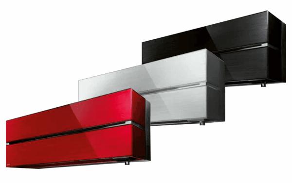 Trzy jednostki wewnętrzne klimatyzacji w kolorach: czerwonym, srebrnym i czarnym, ustawione kaskadowo na białym tle, ukazujące nowoczesny design.