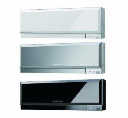 Trzy klimatyzatory Mitsubishi Electric w kolorach: białym, srebrnym i czarnym, ustawione jeden pod drugim na białym tle.