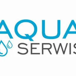 Logo firmy Aqua Serwis, z niebieskim napisem AQUA nad szarym napisem SERWIS, symbolizowane przez dwie niebieskie krople wody i obramowane pionowymi, niebieskimi paskami po bokach.