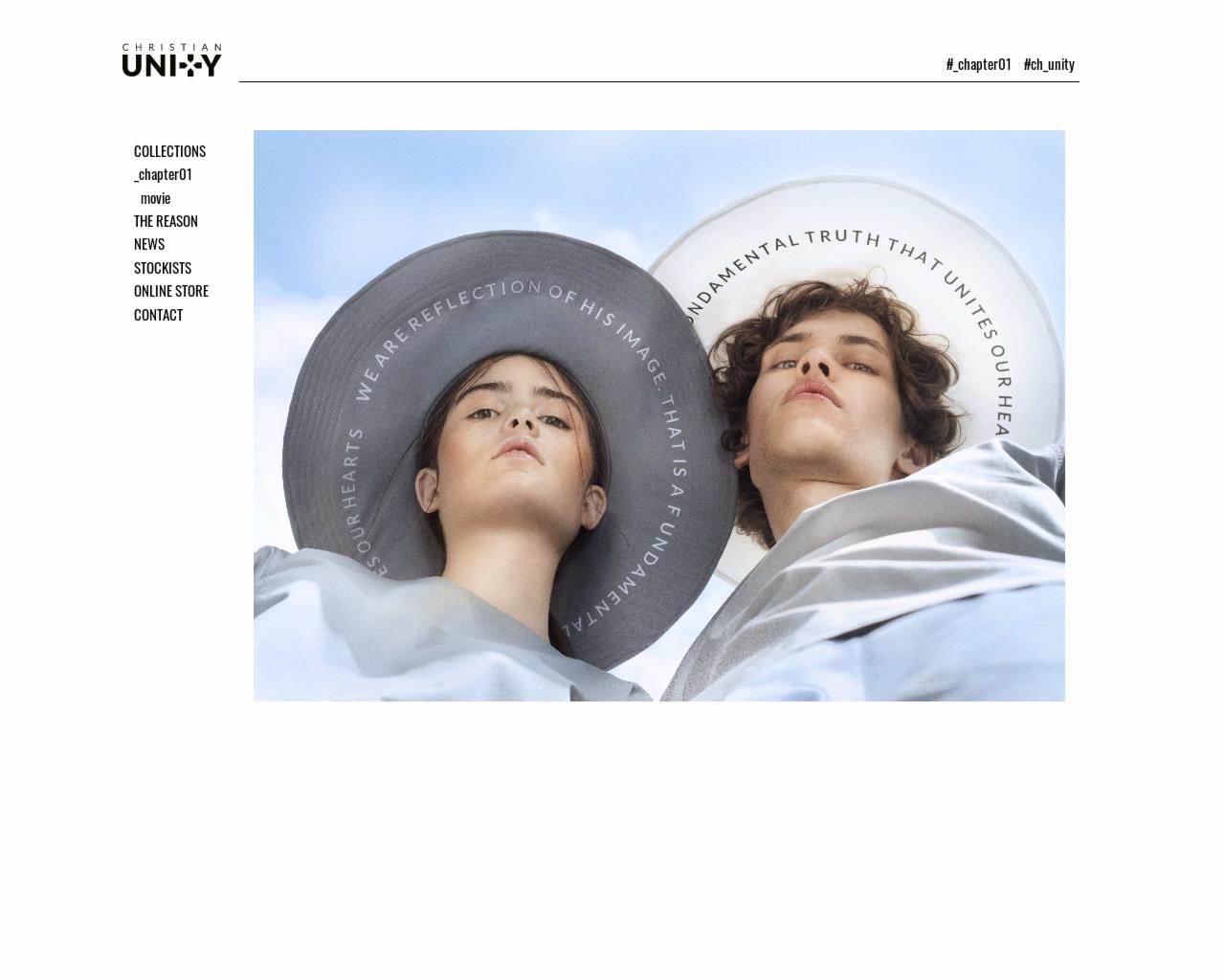 Dwoje modeli prezentuje ubrania marki odzieżowej z unikalnym designem, nosząc kapelusze z nadrukowanymi napisami, na tle błękitnego nieba.