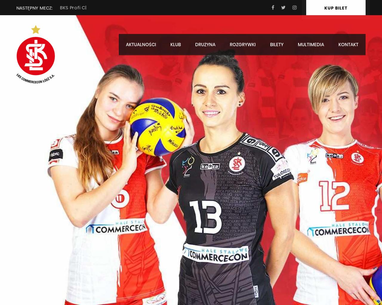 Strona internetowa drużyny siatkarskiej Ligi Siatkówki Kobiet z trzema uśmiechniętymi zawodniczkami w strojach klubowych, trzymającymi piłkę z autografami, na tle menu nawigacyjnego strony.