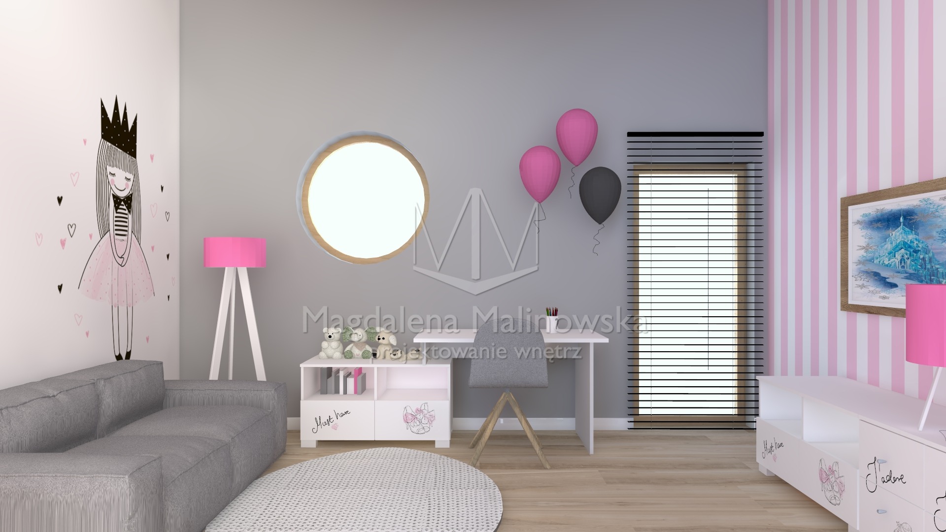 Pokój dziecięcy dla dziewczynki z szarą sofą, biurkiem, okrągłym oknem, lampą na trójnogu oraz dekoracjami w odcieniach różu i szarości, w tym rysunkiem księżniczki na ścianie i balonami.
