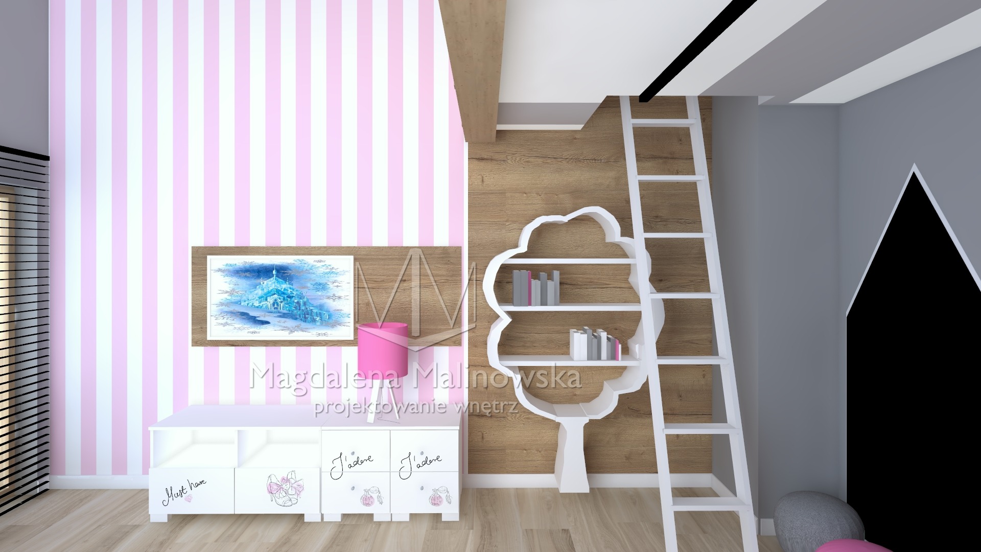 Pokój dziecięcy z łóżkiem na antresoli, biała drabina prowadząca do góry, półka w kształcie drzewa z książkami, komoda z dekoracjami i różowa lampka, ściana w różowe pasy i obrazek z motywem zamku.
