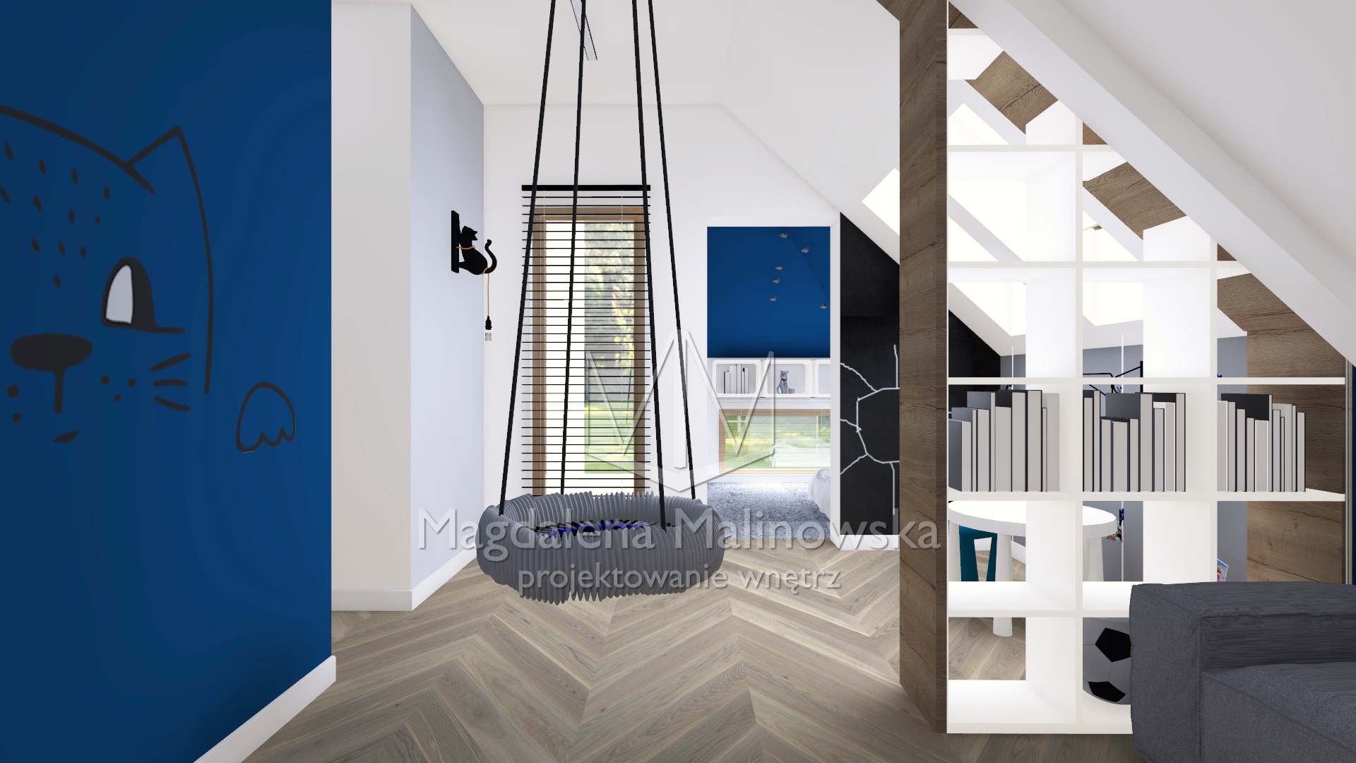 Pokój dziecięcy na poddaszu z huśtawką, regałem na książki i rysunkiem kota na ścianie w kolorze granatowym.