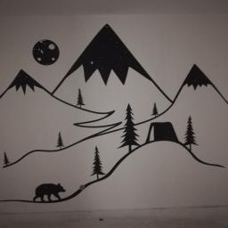 HYDROMASTERS - Czarno-biały mural na ścianie przedstawiający górski krajobraz z namiotem, drzewami iglastymi, księżycem i sylwetką niedźwiedzia.