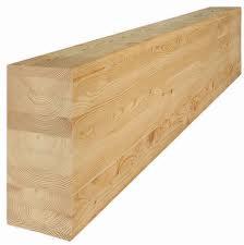 Belka z drewna klejonego warstwowo (BSH) o wyraźnym usłojeniu, widoczna struktura drewna i połączenia klejone.