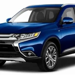 Niebieski SUV Mitsubishi Outlander z chromowanymi akcentami, sfotografowany z boku, na białym tle.