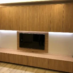 Nowoczesna zabudowa meblowa z forniru dębowego, obejmująca szafki wiszące i szafki RTV, z podświetleniem LED nad telewizorem.