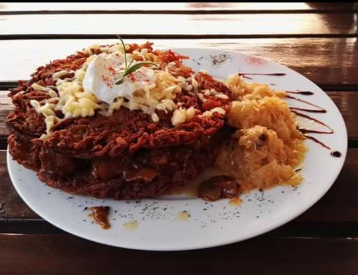 Placki ziemniaczane z gulaszem