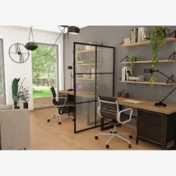 Nowoczesne biuro domowe z drewnianymi biurkami, czarnymi krzesłami biurowymi i przeszkloną ścianką działową, uzupełnione o półki ścienne z książkami i roślinami.