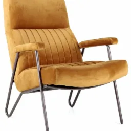 Miodowy fotel tapicerowany welurem z metalową ramą, widoczny na białym tle, z wyraźnymi pionowymi przeszyciami na oparciu i siedzisku.