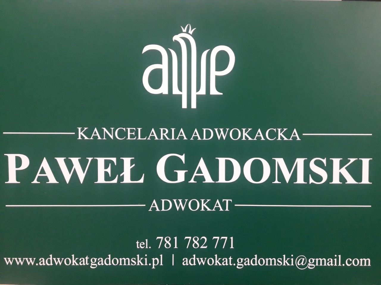 Zielona tablica informacyjna z białym napisem: Kancelaria Adwokacka Paweł Gadomski, adres strony internetowej i adres email oraz numer telefonu.