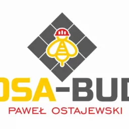 Logo firmy budowlanej OSA-BUD z motywem pszczoły w kasku na tle szarego rombu, nazwa firmy w kolorze żółto-szarym, a imię i nazwisko Paweł Ostajewski w kolorze czerwonym.