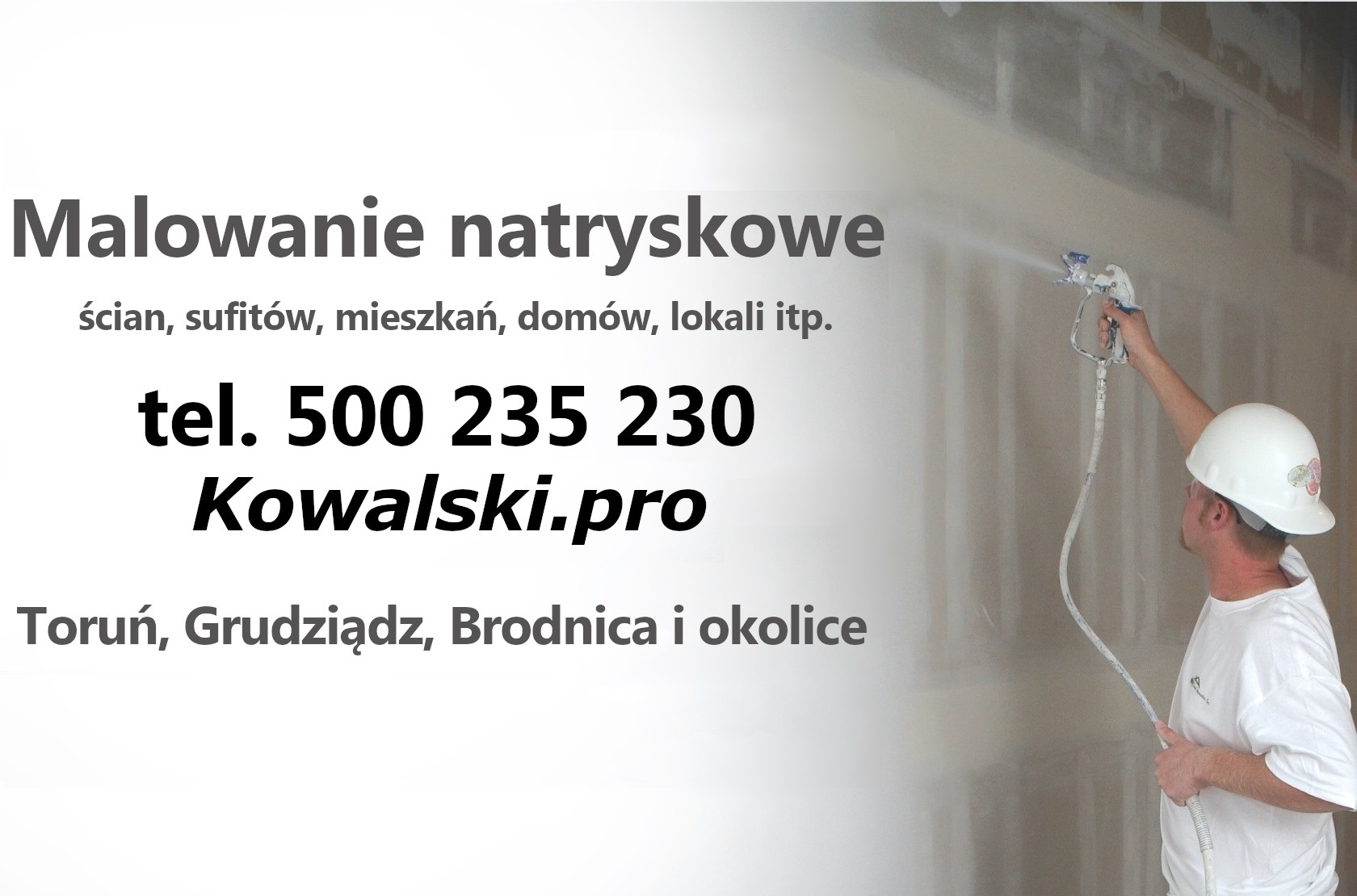 Pracownik w kasku maluje ścianę natryskowo, widoczny pistolet natryskowy i częściowo tekst reklamowy z numerem telefonu oraz adresem strony internetowej.