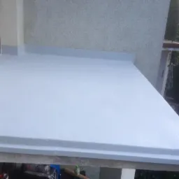 Wykończona, pomalowana na szaro podłoga balkonu w Szemudzie, z widocznymi detalami wykończenia i strukturą powierzchni.