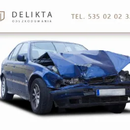 Rozbity, niebieski samochód osobowy po wypadku, zgnieciona maska i uszkodzony przód pojazdu na białym tle, widoczne logo firmy odszkodowawczej i numer telefonu.