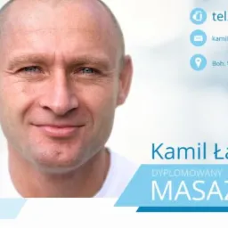 Portret uśmiechniętego mężczyzny z danymi kontaktowymi i napisem 'Dyplomowany' na tle rozmytego, jasnego wnętrza gabinetu.