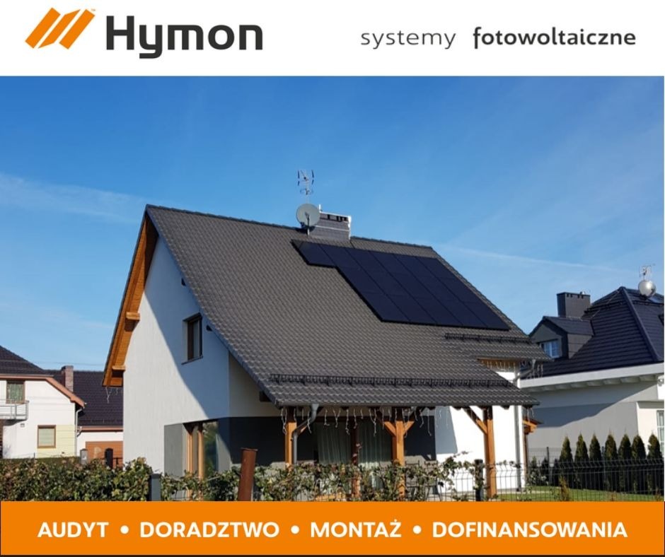 Dom jednorodzinny z zamontowanymi panelami fotowoltaicznymi na dachu, widoczne logo firmy Hymoń, błękitne niebo w tle.