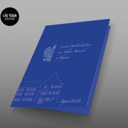 Studio Graficzne AGATA SCHLEISS - Elegancki, granatowy folder z białym rysunkiem budynku i napisem 'Żagań 2025'. Projekt graficzny z logo 'Life fetish DESIGN'.