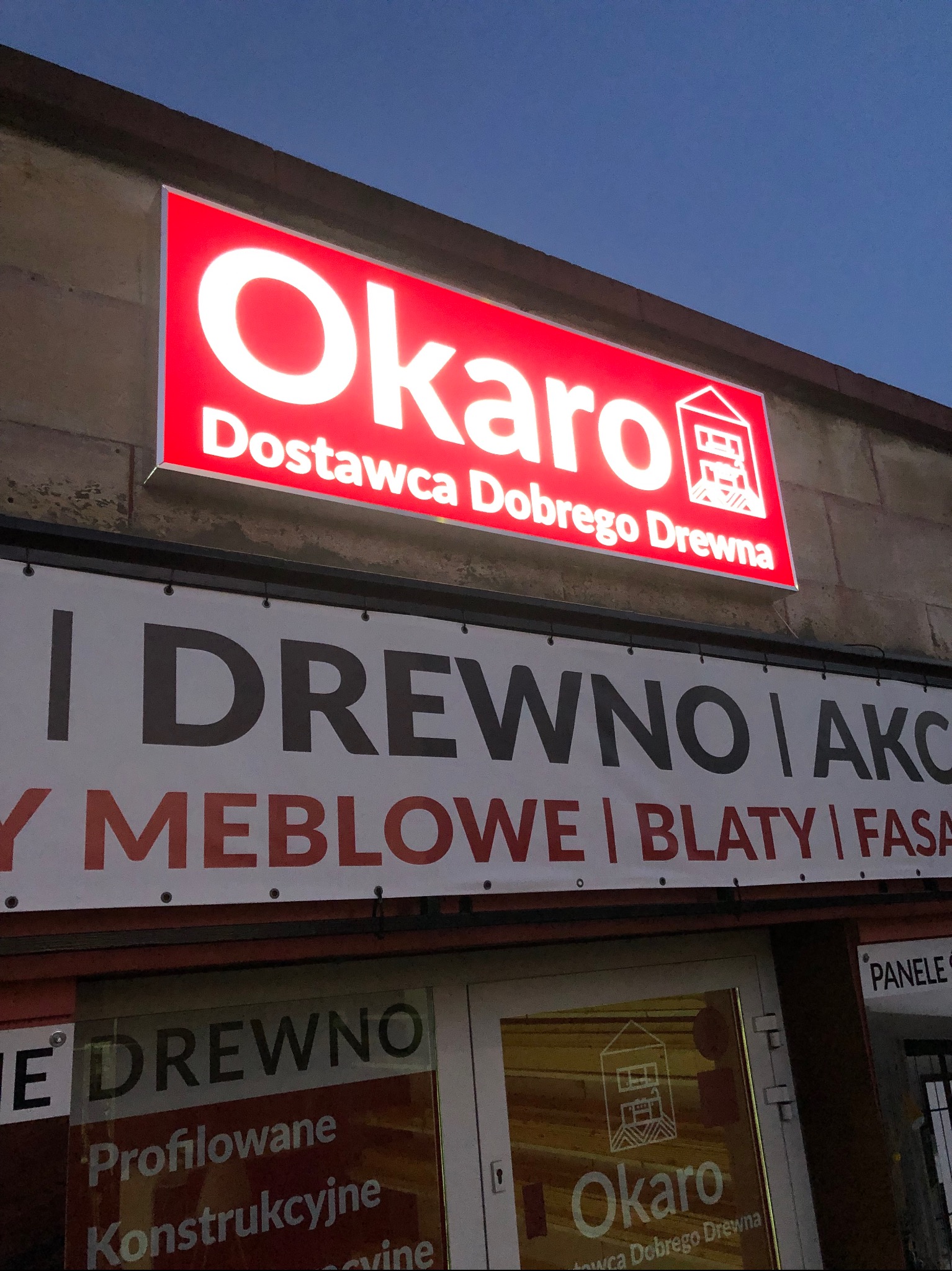 Kasetony reklamowe podświetlane z projektem dla klienta.