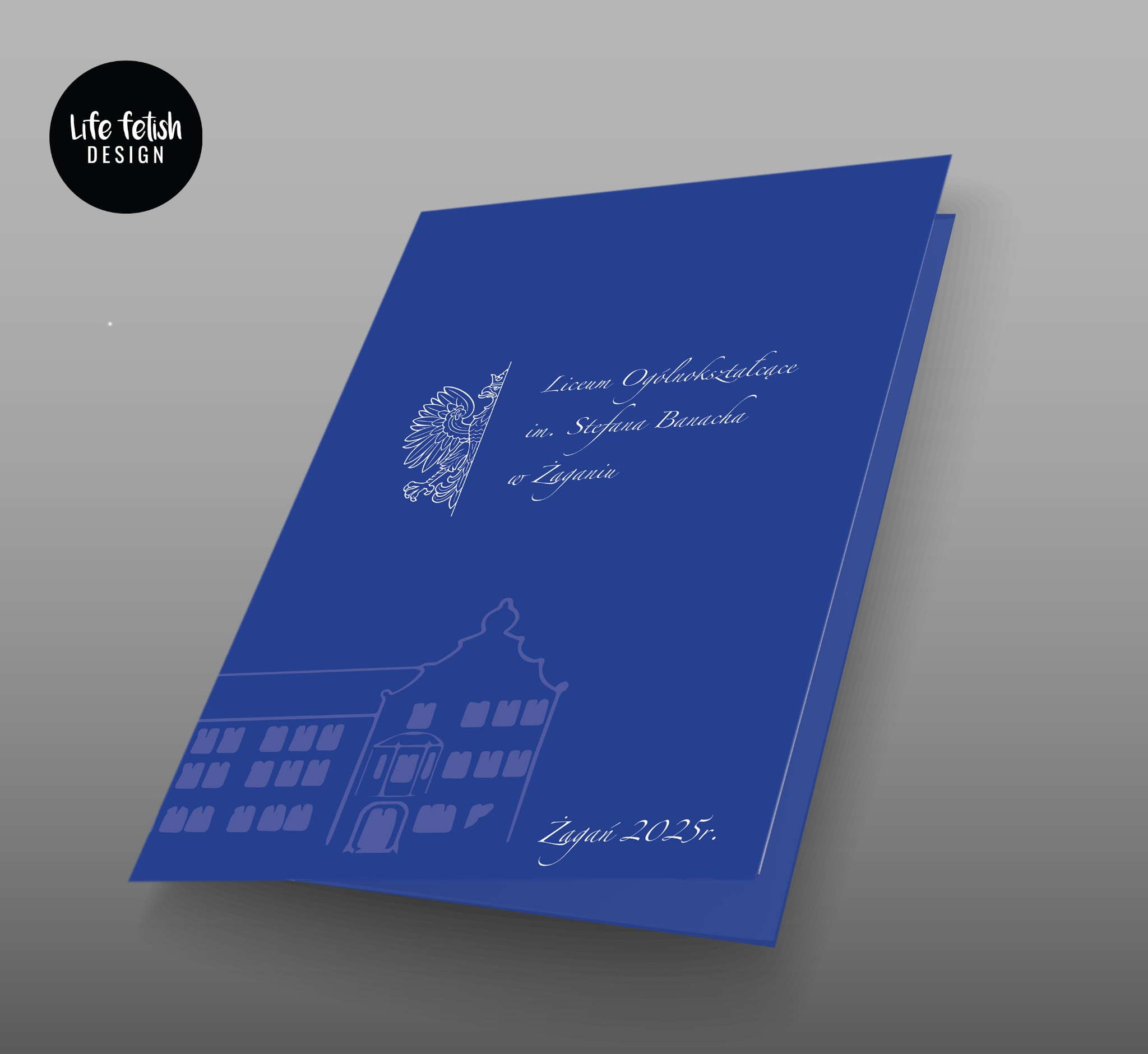 Elegancki, granatowy folder z białym rysunkiem budynku i napisem 'Żagań 2025'. Projekt graficzny z logo 'Life fetish DESIGN'.