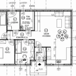 Plan architektoniczny małego domu jednorodzinnego z tarasem, zawierający szczegółowe wymiary pomieszczeń: pokoi, łazienki, kuchni z salonem, pomieszczenia gospodarczego i wiatrołapu.