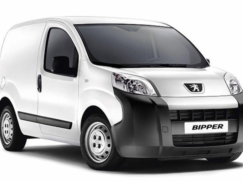 Biały samochód dostawczy Peugeot Bipper z widocznym logo i czarnym zderzakiem, prezentowany na jednolitym tle.