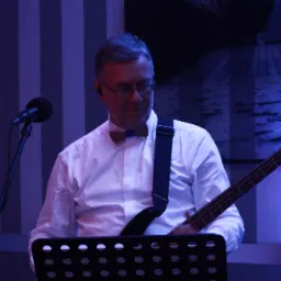Wojtek - Gitara basowa