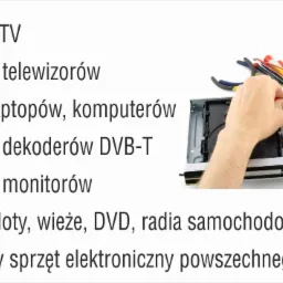 Technik w trakcie naprawy płyty głównej w otwartym dekoderze DVB-T, używa precyzyjnych narzędzi, w tle zestaw śrubokrętów.