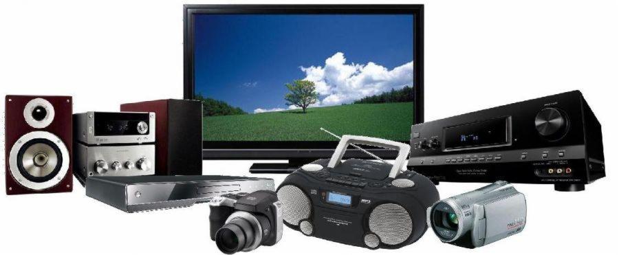 Zestaw urządzeń RTV i audio: telewizor LCD z zielonym tłem, wieża stereo, głośnik, odtwarzacz DVD, radioodtwarzacz CD z anteną, kamera wideo i aparat fotograficzny.