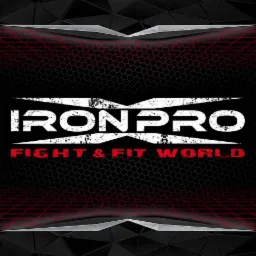 Grafika logo IronPro Fight & Fit World na czarnym tle z czerwonymi akcentami i wzorem plastra miodu.