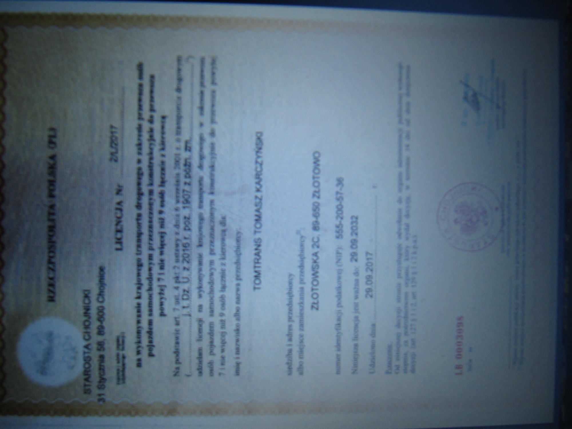 Skan licencji na wykonywanie krajowego transportu drogowego, wydanej przez Starostę Chojnickiego firmie TOMTRANS TOMASZ KARCZYŃSKI, ważnej do 29.09.2032, z pieczęcią urzędową.