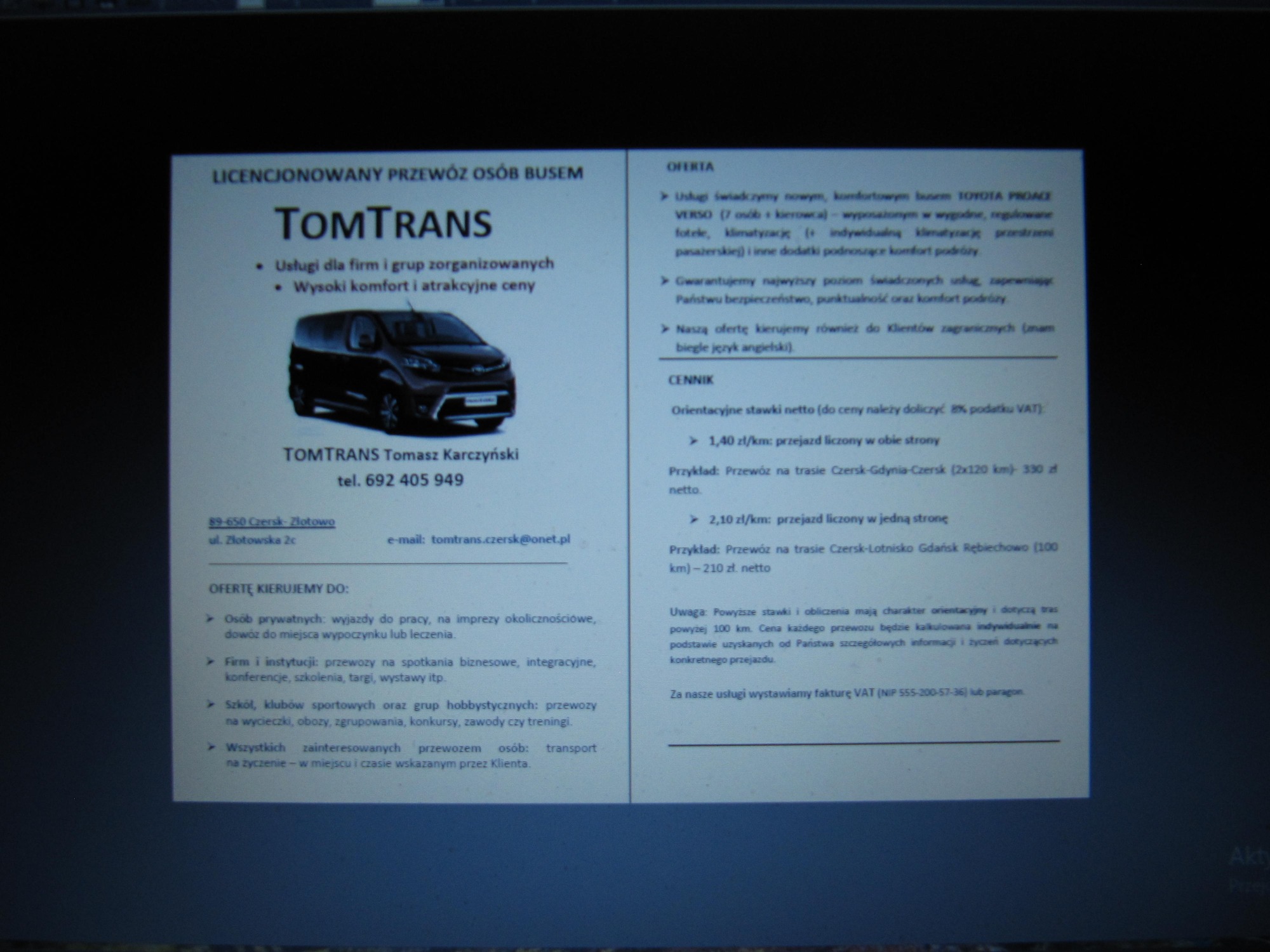 Skan ulotki reklamowej firmy TomTrans oferującej licencjonowany przewóz osób busem Toyota Proace Verso, z numerem telefonu i adresem e-mail.