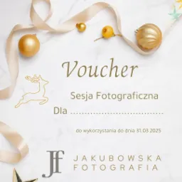 Elegancki voucher na sesję fotograficzną w Pruszkowie, ozdobiony złotymi bombkami, wstążką i sylwetką renifera, ważny do 31.03.2025, z logo Jakubowska Fotografia.