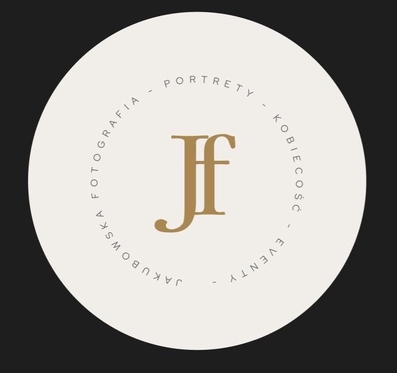 Okrągłe logo z inicjałami JF w kolorze złotym na kremowym tle, otoczone napisem JAKUBOWSKA FOTOGRAFIA - PORTRETY - KOBIECOŚĆ - EVENTY.