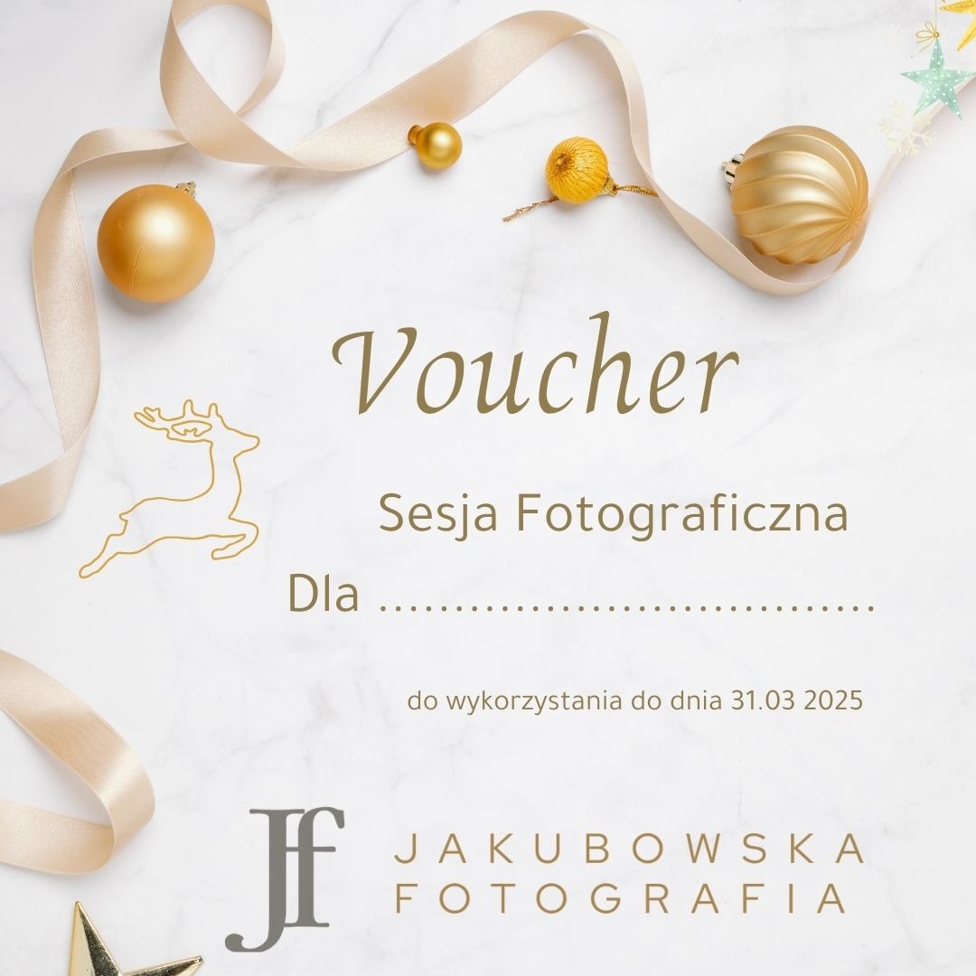 Elegancki voucher na sesję fotograficzną w Pruszkowie, ozdobiony złotymi bombkami, wstążką i sylwetką renifera, ważny do 31.03.2025, z logo Jakubowska Fotografia.