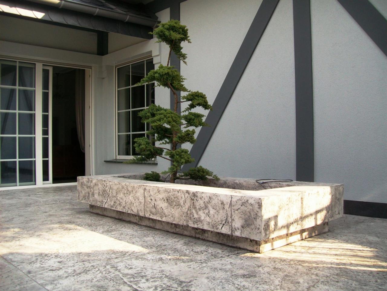 Posadzki imitujące fakturę kamienną bądź drewnianą oraz duże donice ogrodowe