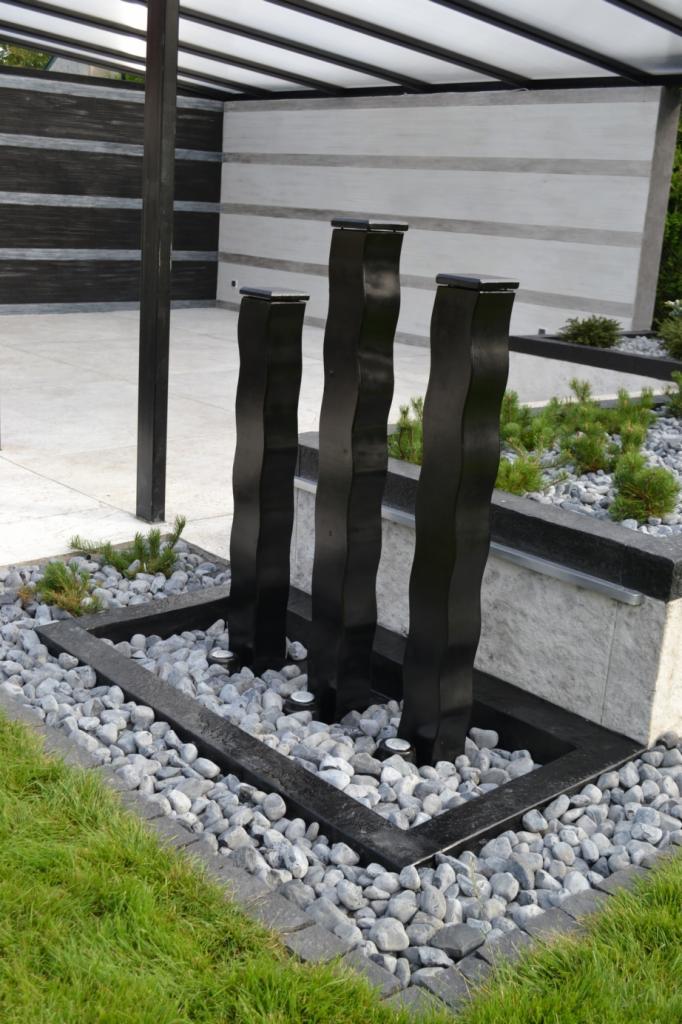 Nowoczesna fontanna - skomplikowane odlewnictwo słupów fontanny o bardzo interesującym kształcie