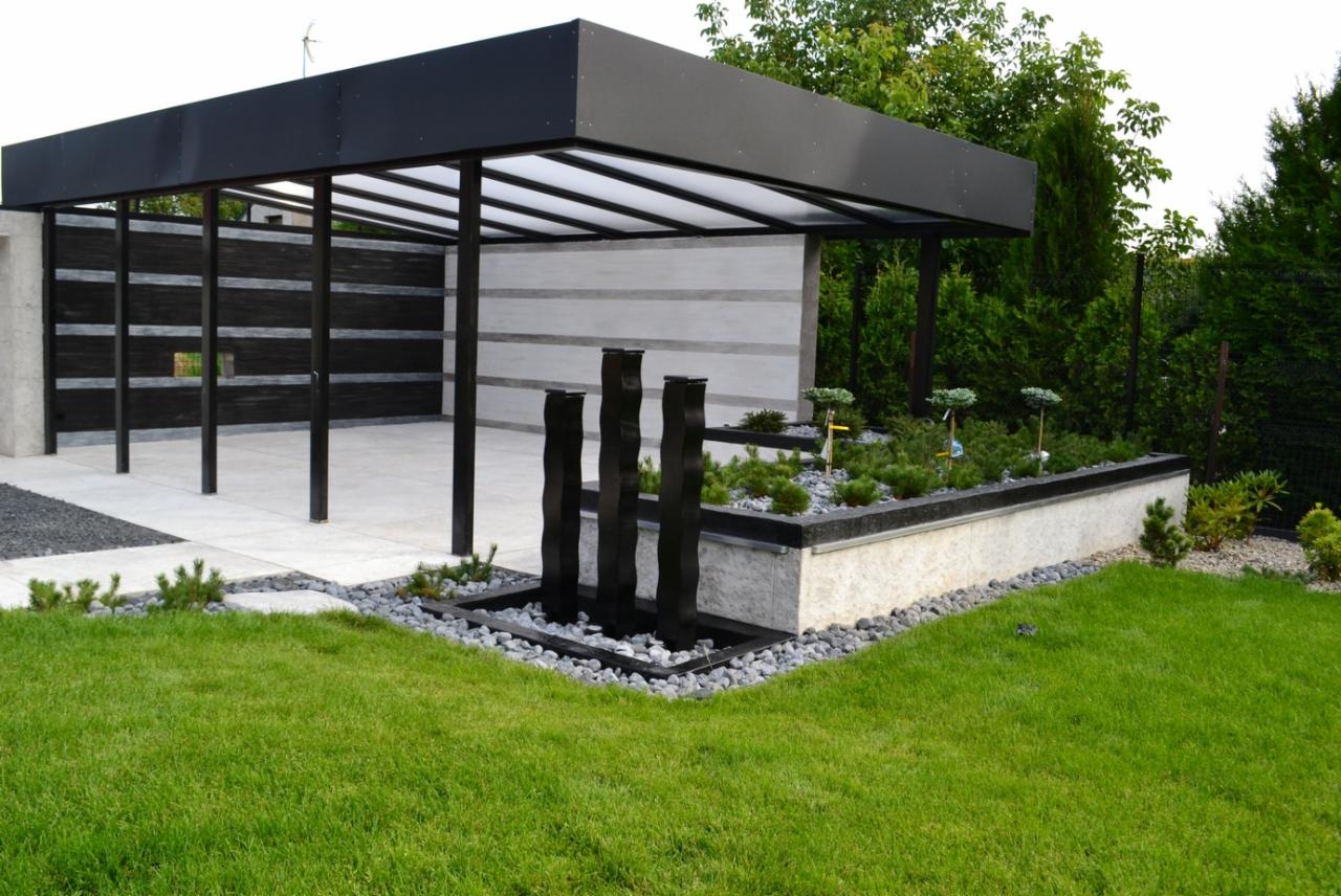 Architektura ogrodowa - nowoczesne wykończenie ścian, donica podświetlana ledami oraz nowoczesna fontanna