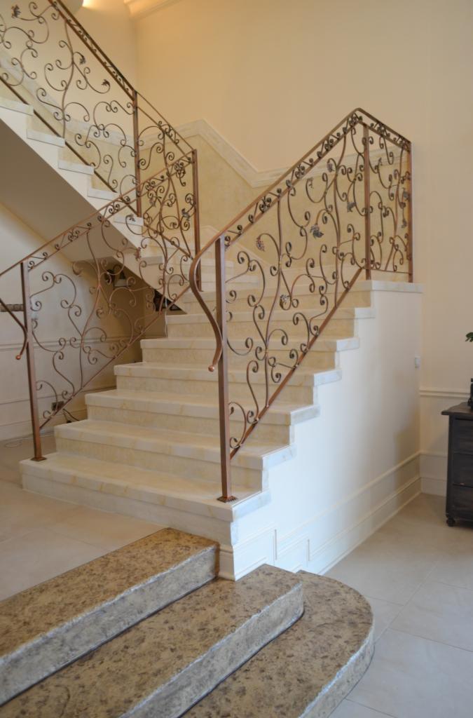 Schody wewnętrzne - imitacje kamienne bądź drewniane