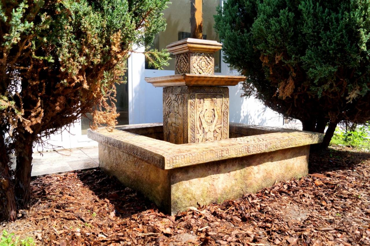 Rustykalna fontanna - dekorowana w klimacie cywilizacji Khmerów. Styl nazywany 'Barokiem Wschodu'