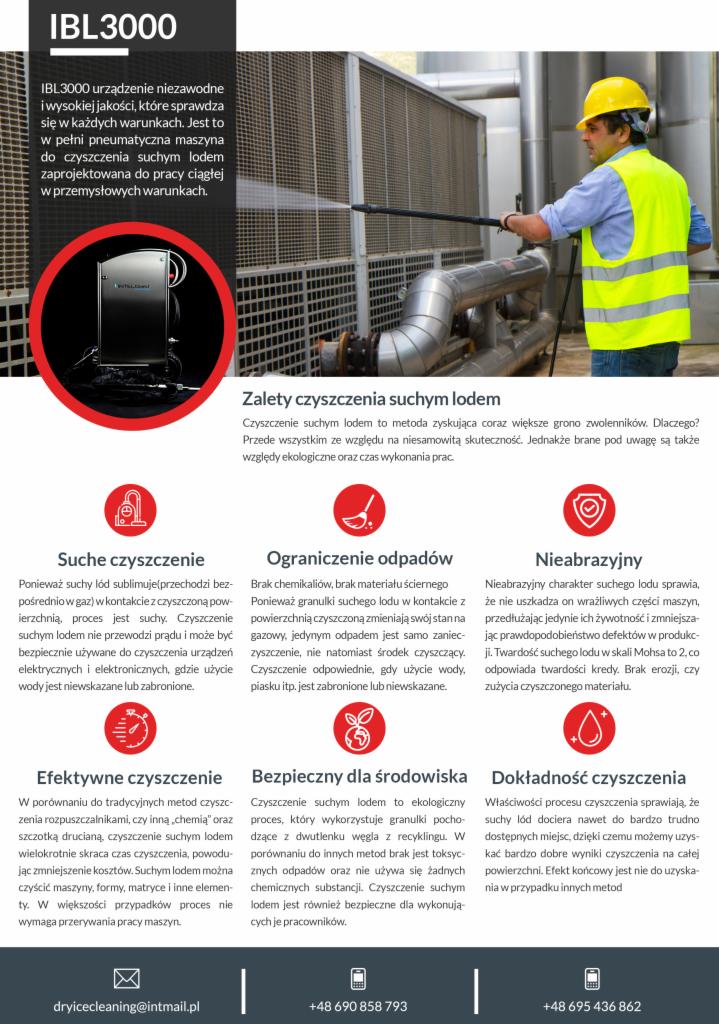 Pracownik w żółtej kamizelce i kasku, używa dyszy do czyszczenia suchym lodem, skierowanej na metalowe rury i kratki wentylacyjne w zakładzie przemysłowym.